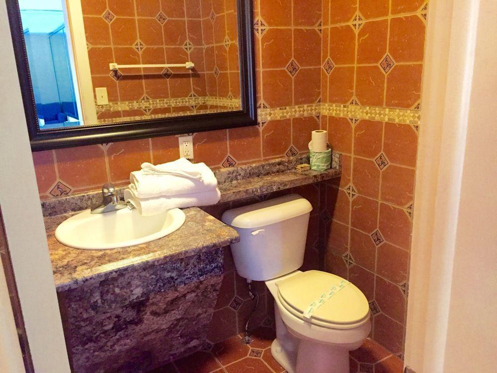 Deluxe Inn - Саванна Екстер'єр фото