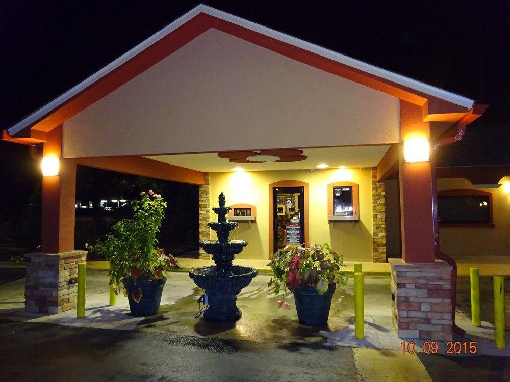 Deluxe Inn - Саванна Екстер'єр фото
