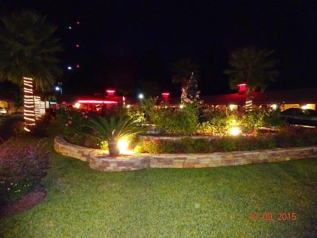 Deluxe Inn - Саванна Екстер'єр фото