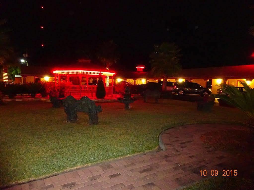 Deluxe Inn - Саванна Екстер'єр фото